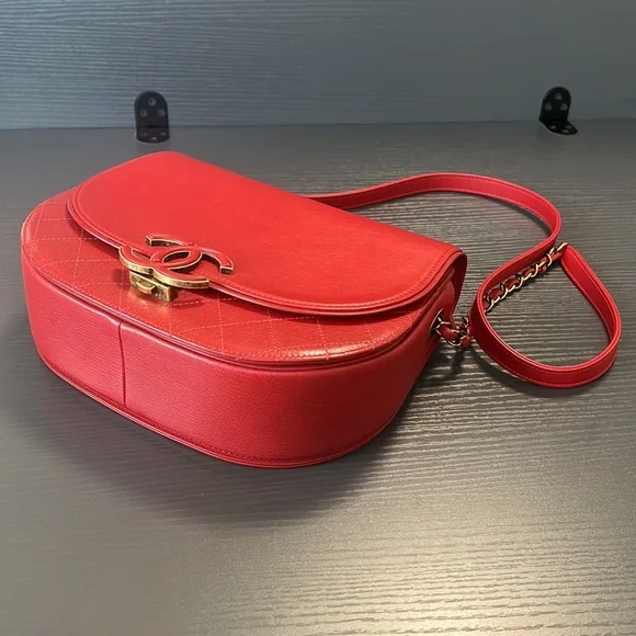 SOLD!❌ Chanel Red Calfskin Coco Curve Flap Medium - Picture 7 of 17